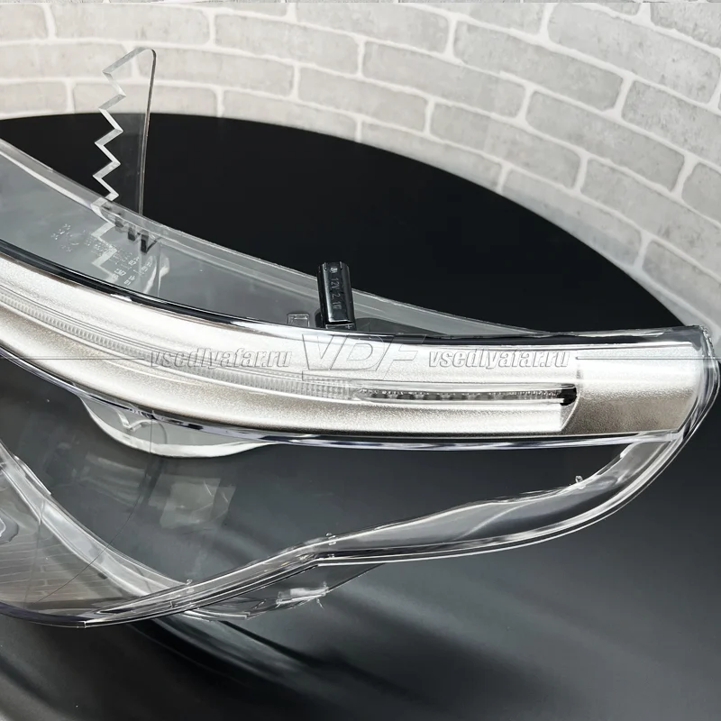 Стекло для фары BMW 5 E60 / E61 (2003-2010) Правое С LED ресничкой