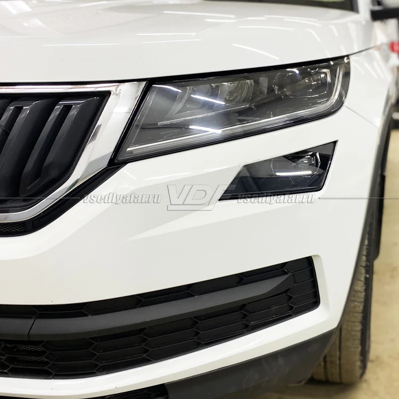 Стекло противотуманной фары для Skoda Kodiaq (2016-2022) Правое