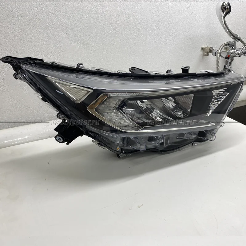 Стекло для фары Toyota RAV 4 V (2018-2022) Правое