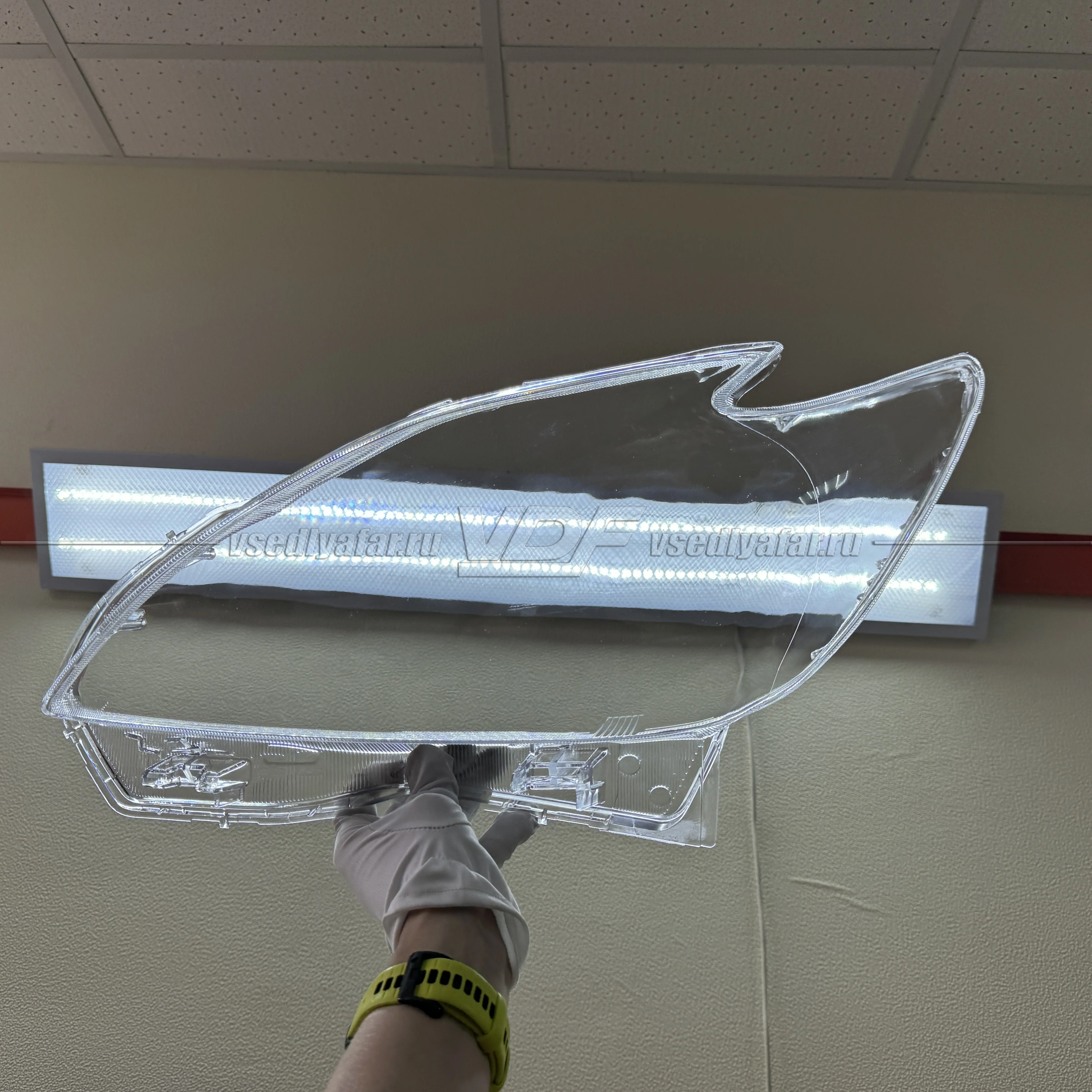 Уцененное стекло для фары Toyota Prius (2012-2016) LED Левое №10