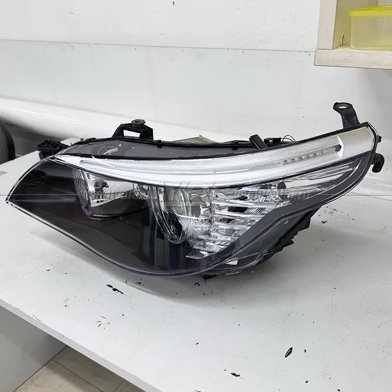 Стекло для фары BMW 5 E60 / E61 (2003-2010) Левое С LED ресничкой и секцией поворотника