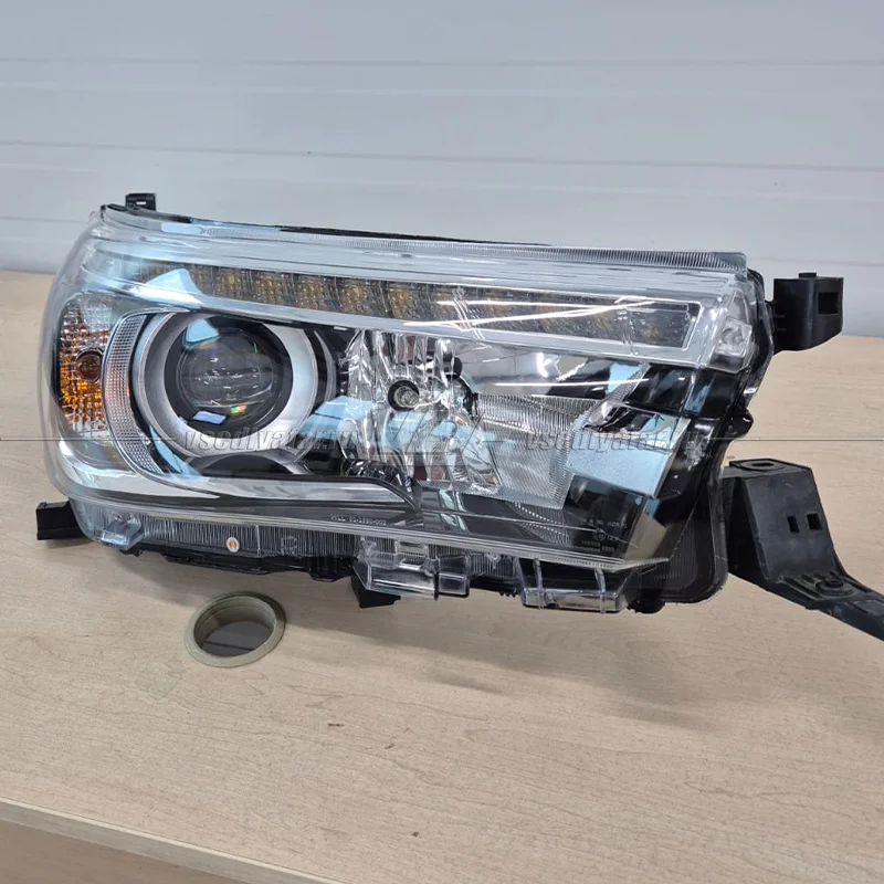Стекло для фары Toyota Hilux (2015-2020) Левое