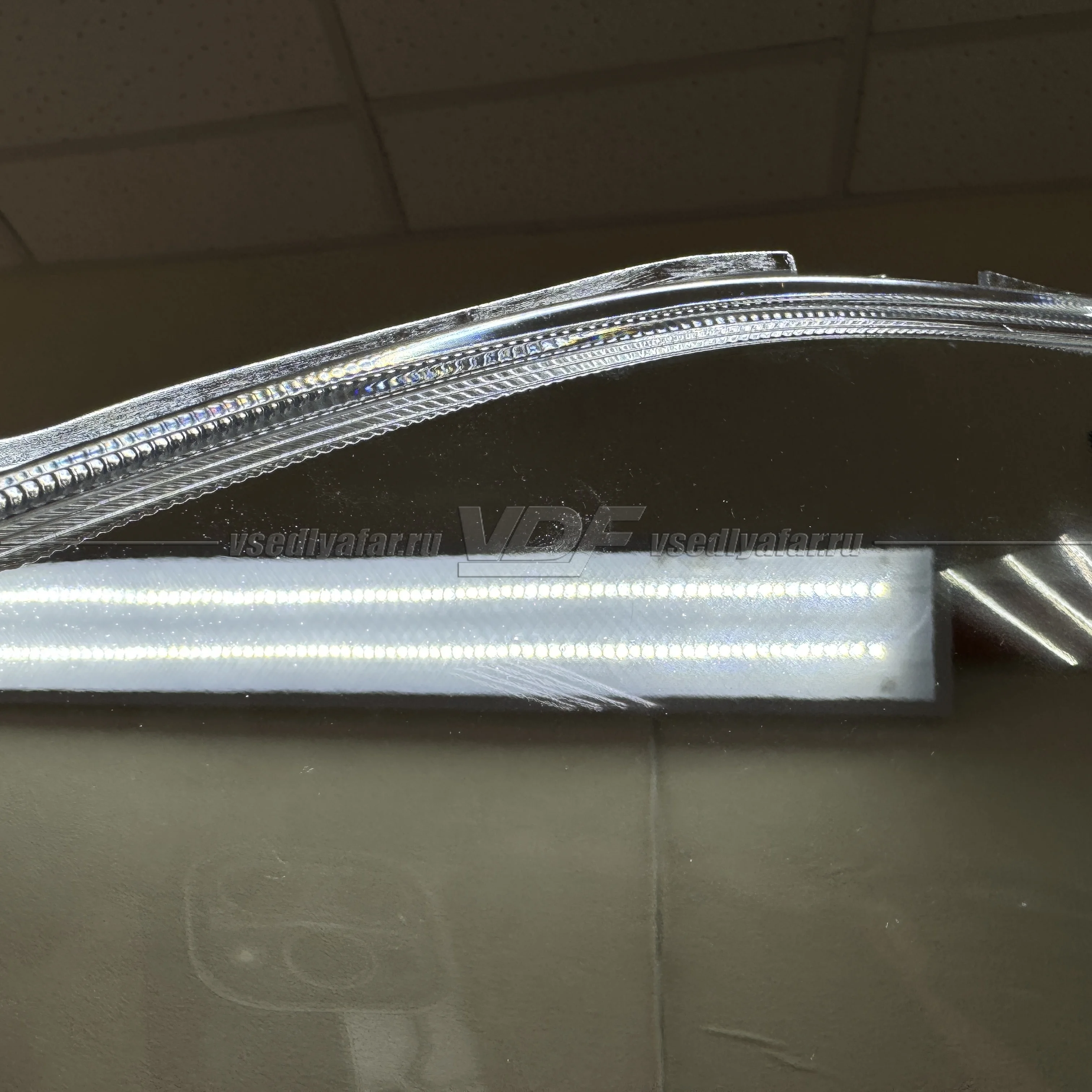 Уцененное стекло для фары Toyota Prius (2012-2016) LED Левое №9