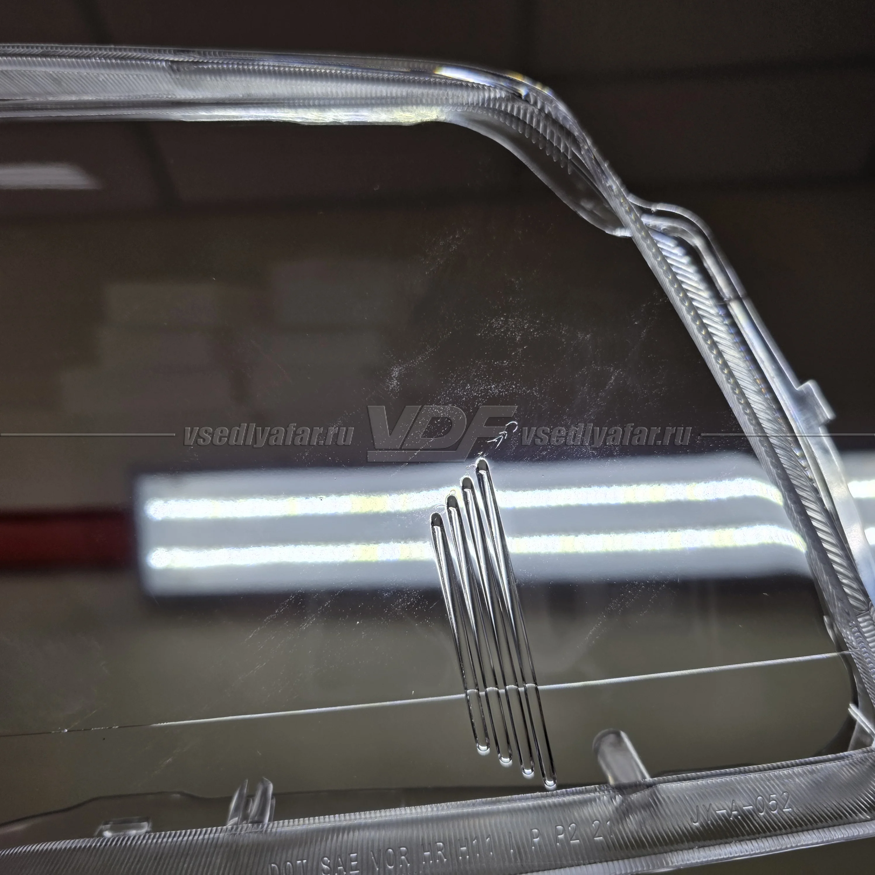 Уцененное стекло для фары Dodge Grand Caravan (2010-2023) Правое №1