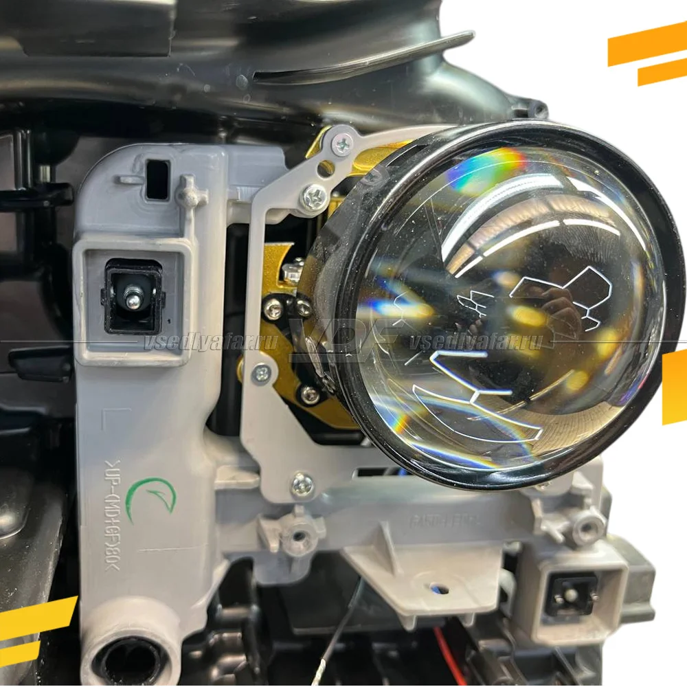 Рамки для замены линз в фарах Toyota Hilux 2020-2022 LED